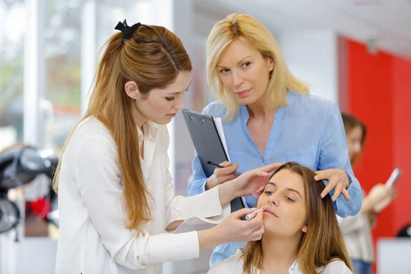 Mujer Está Aprendiendo Maquillar Modelo — Foto de Stock