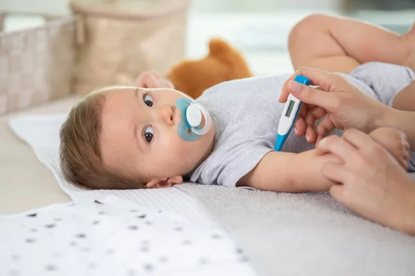 Mutter Misst Die Temperatur Eines Kindes — Stockfoto