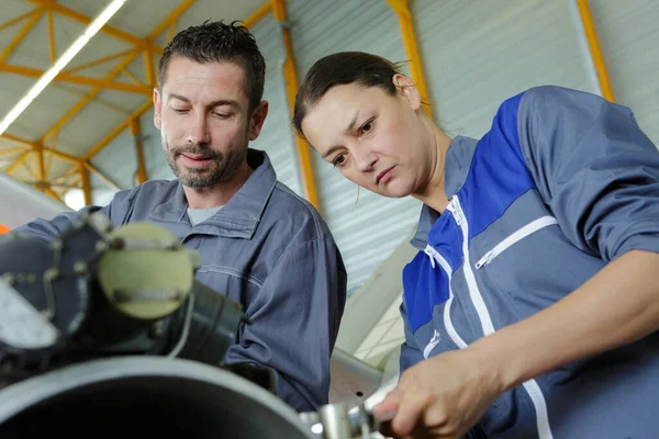 Team Von Technikern Arbeitet Zusammen — Stockfoto