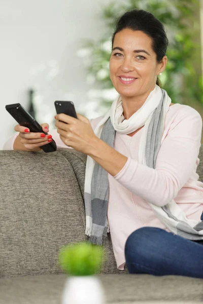 Smartphone Und Fernseher Frauenhand — Stockfoto