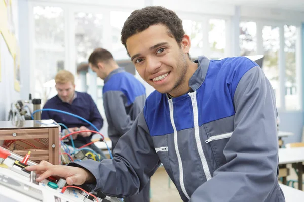 Elektrik Mühendisliği Öğrencisi Çıraklık Yapıyor — Stok fotoğraf