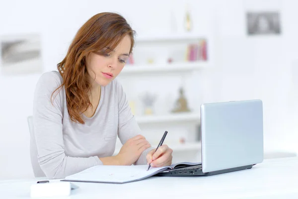 Een Vrouwelijke Freelancer Die Vanuit Huis Werkt — Stockfoto