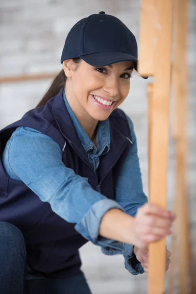 Kobieta Budowniczy Pracująca Ramy Drewna — Zdjęcie stockowe