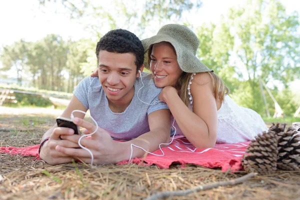 Jovem Lindo Casal Relaxante Casual Estilo Vida Conceito — Fotografia de Stock