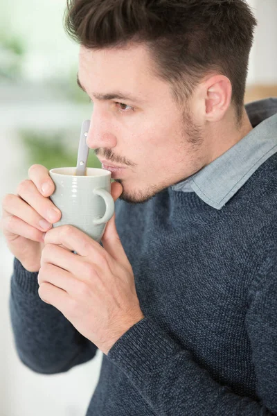 Homem Bebendo Café Enquanto Pensa Novo Projeto — Fotografia de Stock