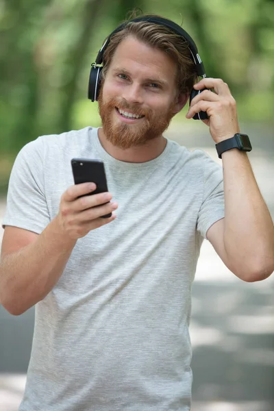 Jonge Loper Met Smartphone Met Oortelefoon — Stockfoto