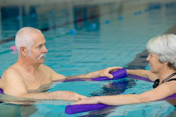 Glückliches Senioren Paar Schwimmt Pool Mit Schläuchen — Stockfoto