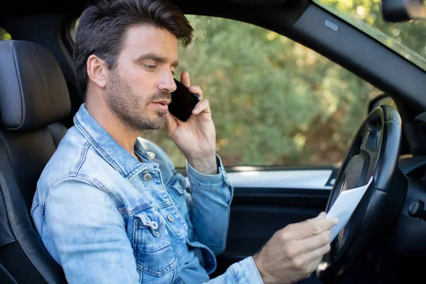 Jonge Man Zoek Naar Mobiele Telefoon Terwijl Auto — Stockfoto