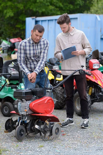 Män Fastställande Bensin Gräsklippare — Stockfoto