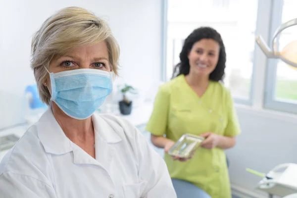 Dentista Com Assistente Clínica — Fotografia de Stock