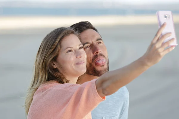 Beau Couple Prenez Une Photo Selfie Sur Fond Blanc — Photo