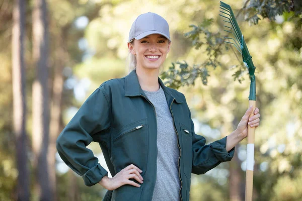 Profesyonel Kadın Bahçıvan Dışarıda Tırmık Tutuyor — Stok fotoğraf