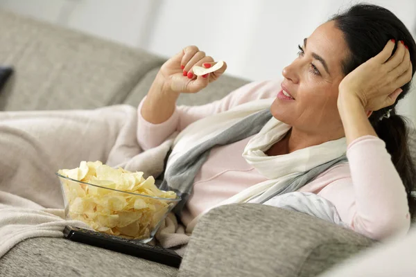 Mladá Žena Tráví Svůj Volný Čas Sledováním Televize — Stock fotografie