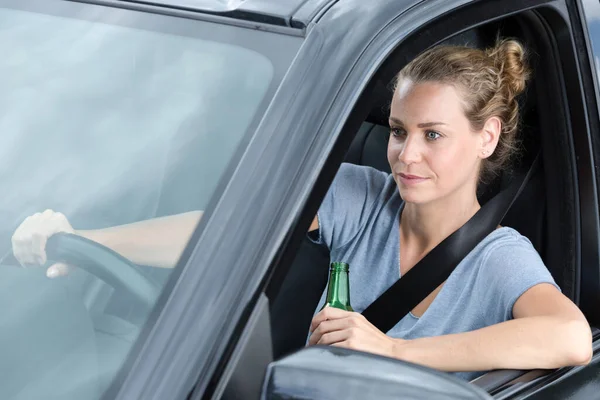 Mujer Bebiendo Cerveza Mientras Conduce — Foto de Stock