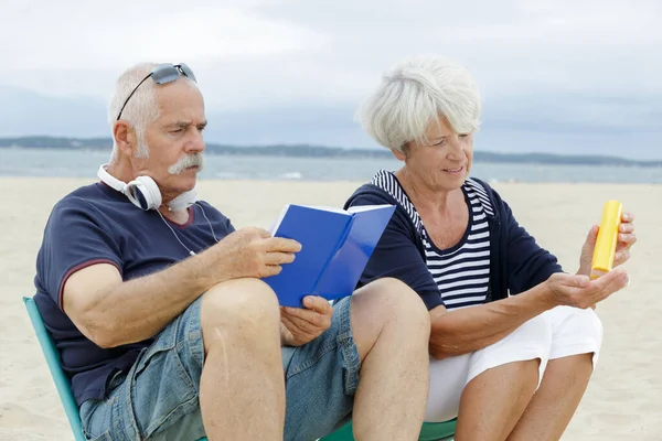 Feliz Pareja Ancianos Playa —  Fotos de Stock