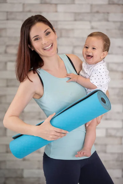 Kadın Bebeğiyle Birlikte Egzersiz Kursuna Gidiyor — Stok fotoğraf