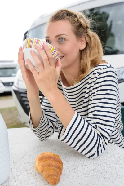 Mujer Feliz Con Una Taza Café Cerca Caravana —  Fotos de Stock