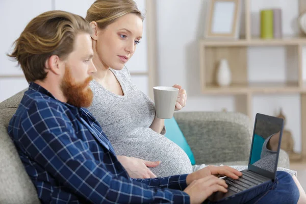 Casal Com Mulher Grávida Usando Computador Portátil Juntos — Fotografia de Stock