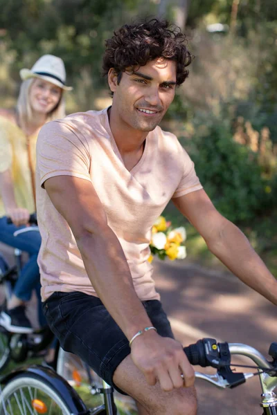 Lyckligt Par Ridning Cyklar Sommaren — Stockfoto