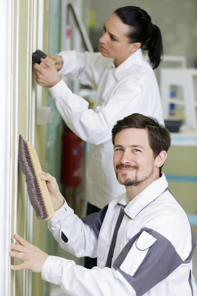 Team Professionella Målare Med Verktyg Som Arbetar Inomhus — Stockfoto