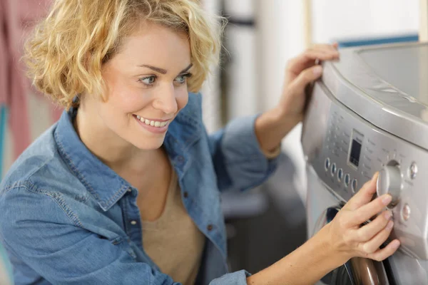 Mulher Preparando Uma Máquina Lavar Roupa — Fotografia de Stock