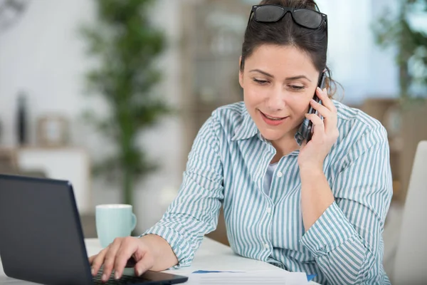 Kvinna Som Arbetar Hemifrån Med Bärbar Dator Och Prata Telefon — Stockfoto