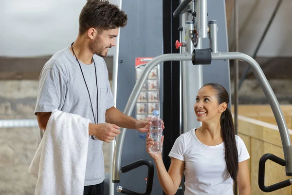 Giovani Sportivi Attraenti Stanno Parlando Mentre Bevono Acqua — Foto Stock