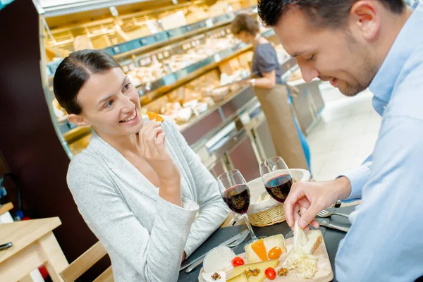 Persone Che Mangiano Formaggio Una Panetteria — Foto Stock