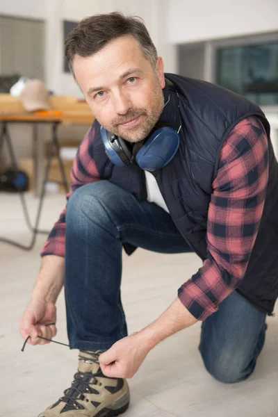 Hombre Está Haciendo Sus Cordones Zapatos — Foto de Stock