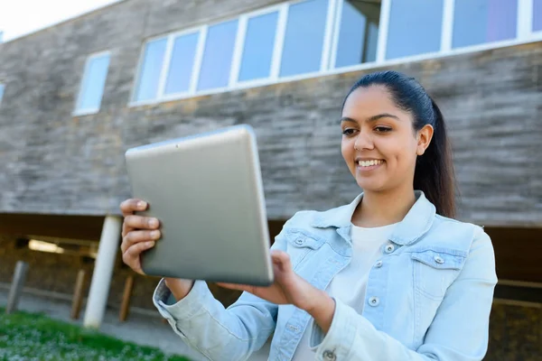 Porträtt Kvinnliga Mäklare Innehav Tablett — Stockfoto