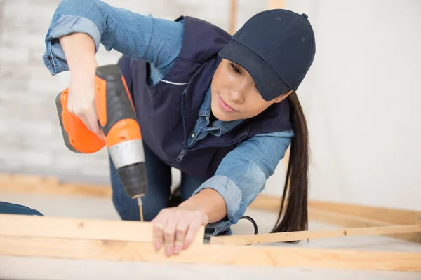 Mujer Está Perforando Madera Suelo —  Fotos de Stock