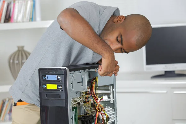 Homem Reparar Computador Enquanto Sentado Seu Local Trabalho — Fotografia de Stock