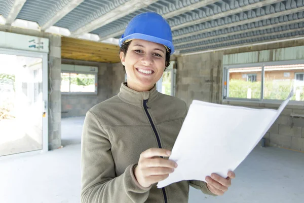 Woman Building Site Holding Paperwork — Stock Photo, Image