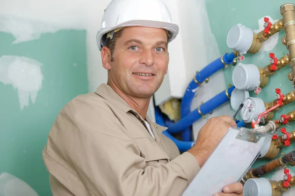 Mann Neben Wasserzähler — Stockfoto