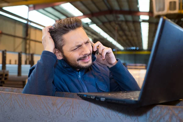 Werknemer Heeft Problemen Met Zijn Laptop — Stockfoto