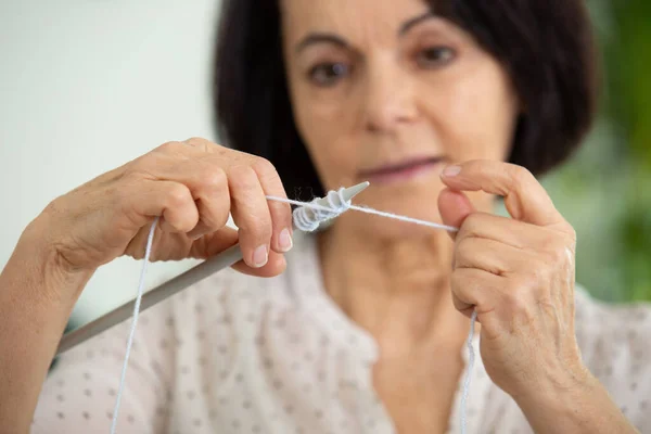Mature Woman Starting Knit — Stock Photo, Image