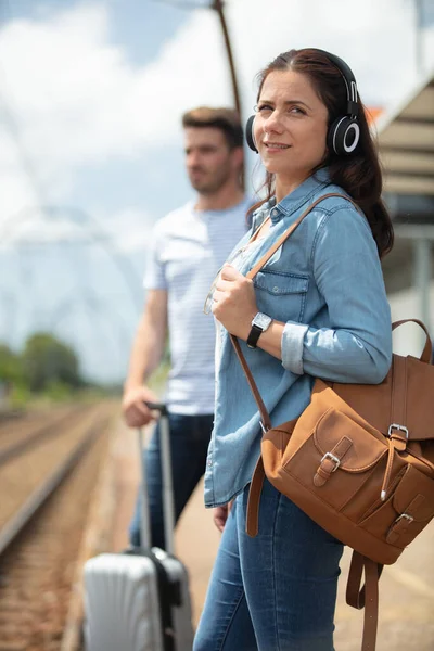 Man Och Kvinna Väntar Tåget Resor Koncept — Stockfoto