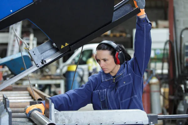 Kobieta Pracująca Warsztacie Metalowym — Zdjęcie stockowe