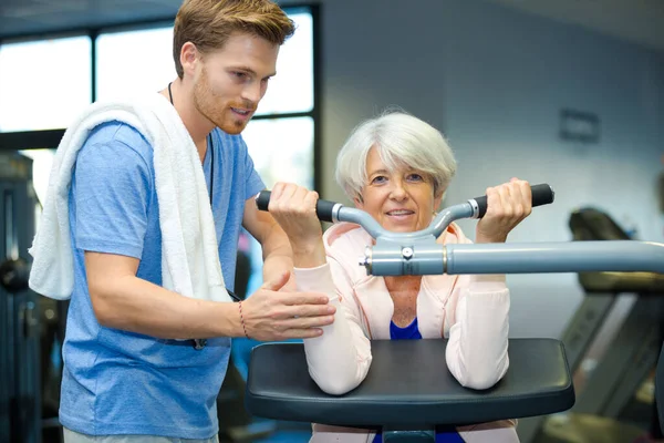 Attraktiver Senior Mit Trainer Fitnessstudio — Stockfoto