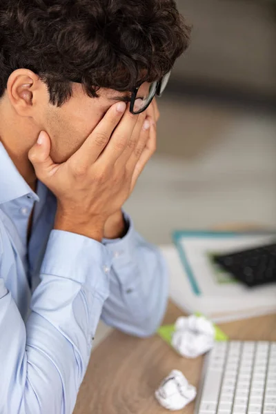 Uomo Stressato Alla Scrivania Del Computer Strofinando Gli Occhi — Foto Stock