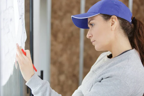 Mulher Jovem Construtor Com Capacete Proteger — Fotografia de Stock