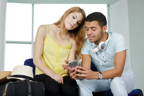 Coppia Viaggiatore Utilizzando Smartphone Aeroporto — Foto Stock