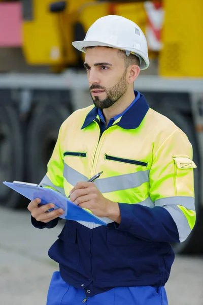 Porträt Eines Männlichen Arbeiters Mit Klemmbrett — Stockfoto