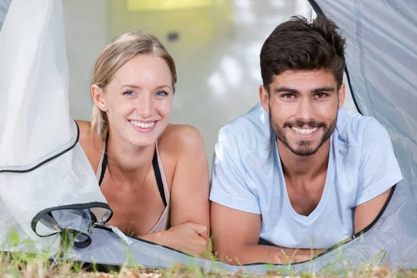 Tiro Casal Feliz Acampar Natureza — Fotografia de Stock