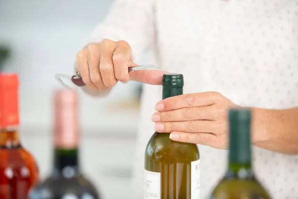 ワインのハンドオープニングボトル — ストック写真