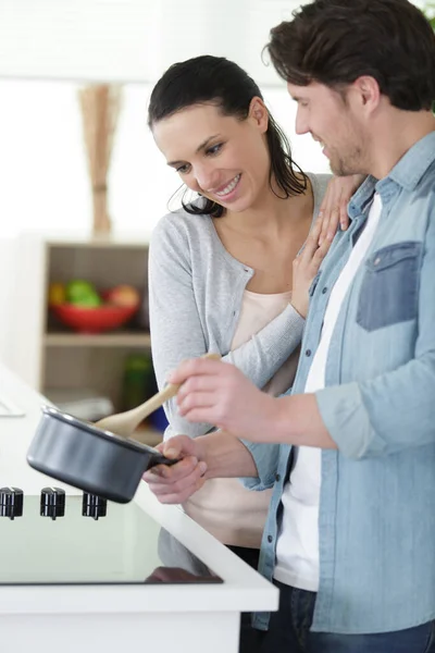 Casal Amoroso Está Cozinhando Juntos — Fotografia de Stock