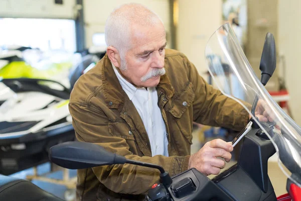 Senior Man Köper Skoter Butiken — Stockfoto