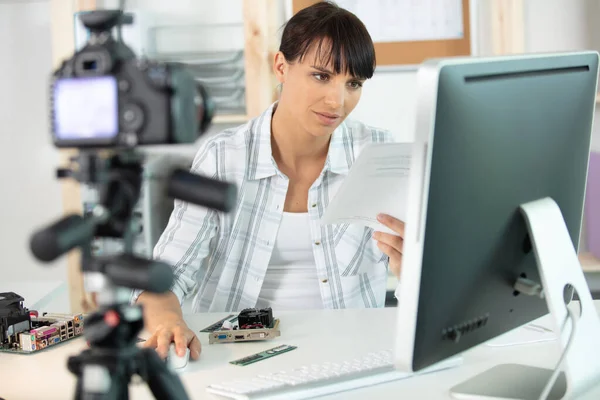 Aantrekkelijk Vrouwelijk Werk Thuis — Stockfoto