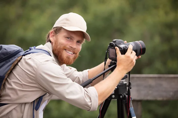 Fotógrafo Masculino Usando Tripé Para Fotografia Paisagem — Fotografia de Stock