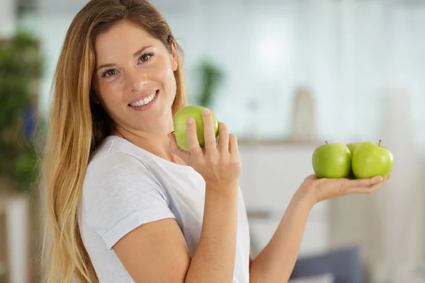 Vrouw Met Een Handvol Appels — Stockfoto